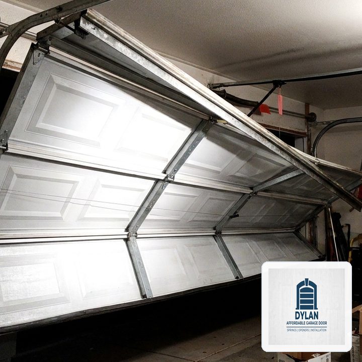 Dylan Affordable Garage Door in Carol Stream, IL: Heavy-Duty Steel Section Strut & 11-Gauge Hinge Reinforcement - Carol Stream, IL